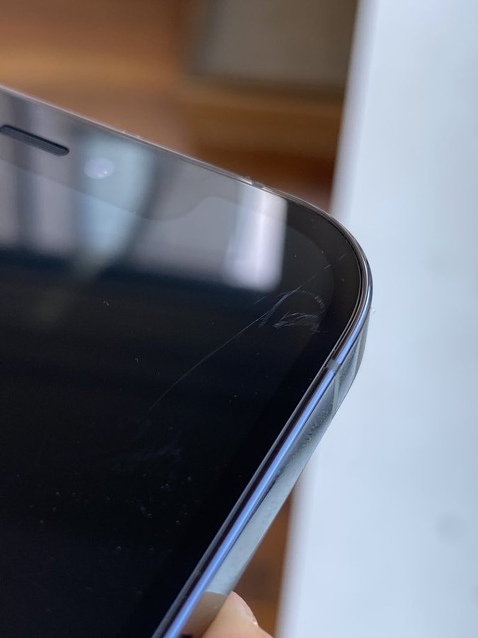 Trang bị mặt kính siêu bền, màn hình iPhone 12 vẫn dễ bị trầy xước - 1 Trang bị mặt kính siêu bền, màn hình iPhone 12 vẫn dễ bị trầy xước - 1