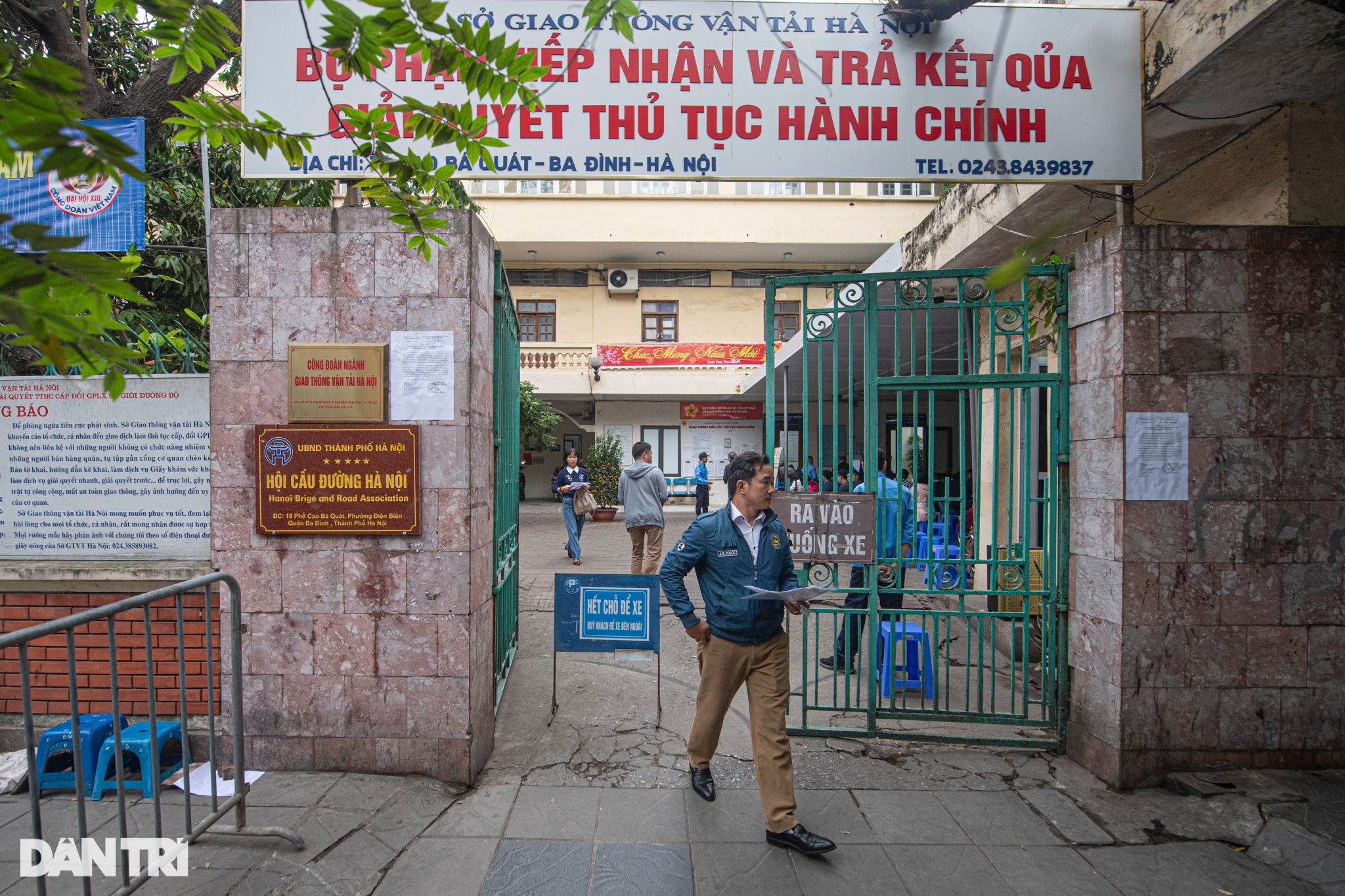 Xếp hàng rồng rắn chờ đổi giấy phép lái xe ở Hà Nội - 1