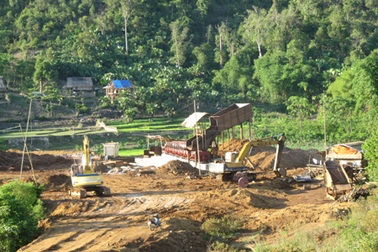 Vùng biên khốn đốn vì quặng sắt