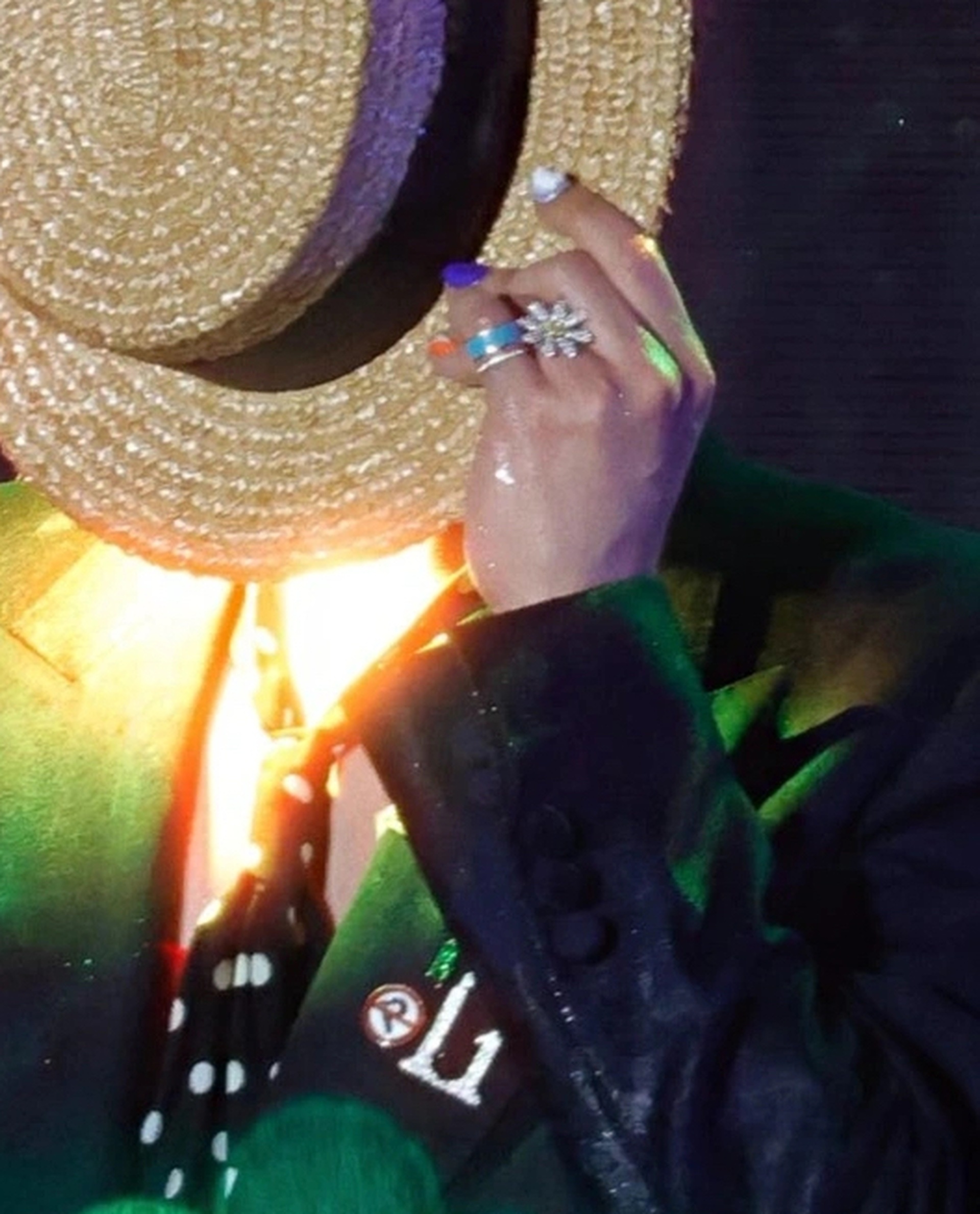 Biểu diễn tại Việt Nam, G-Dragon gây sốt khi đeo trang sức hơn 10 tỷ đồng - 9 Biểu diễn tại Việt Nam, G-Dragon gây sốt khi đeo trang sức hơn 10 tỷ đồng - 9