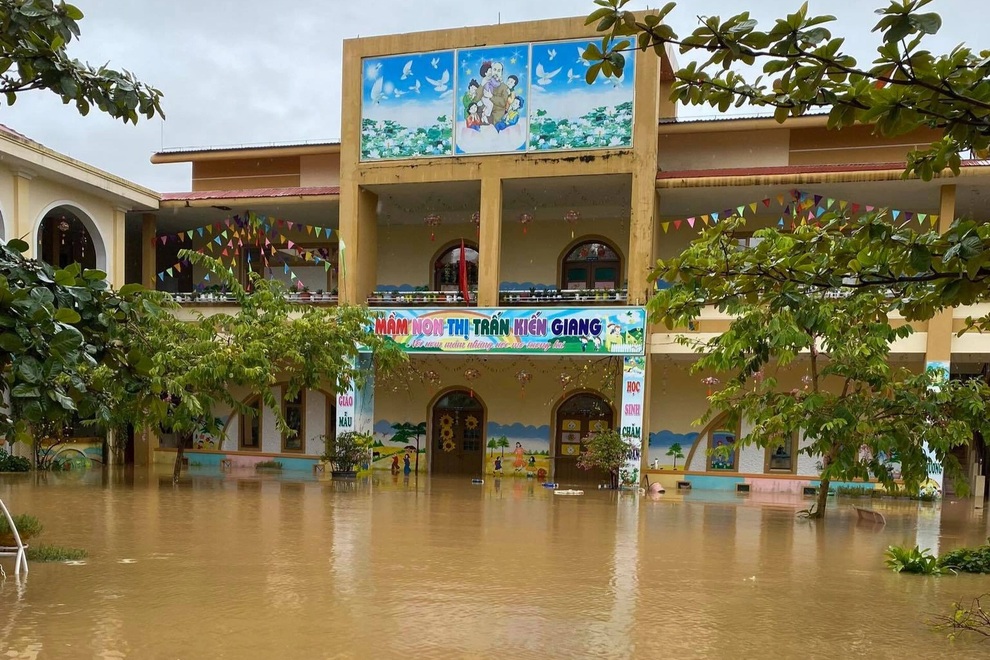 Nước dâng cao, hơn 50 trường học bị ngập, một học sinh bị lũ cuốn trôi - 4 Nước dâng cao, hơn 50 trường học bị ngập, một học sinh bị lũ cuốn trôi - 4