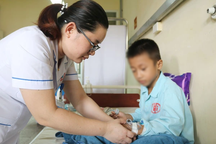 Cậu bé 8 tuổi lên cơn co giật, hôn mê ngay tại lớp vì viêm não cấp