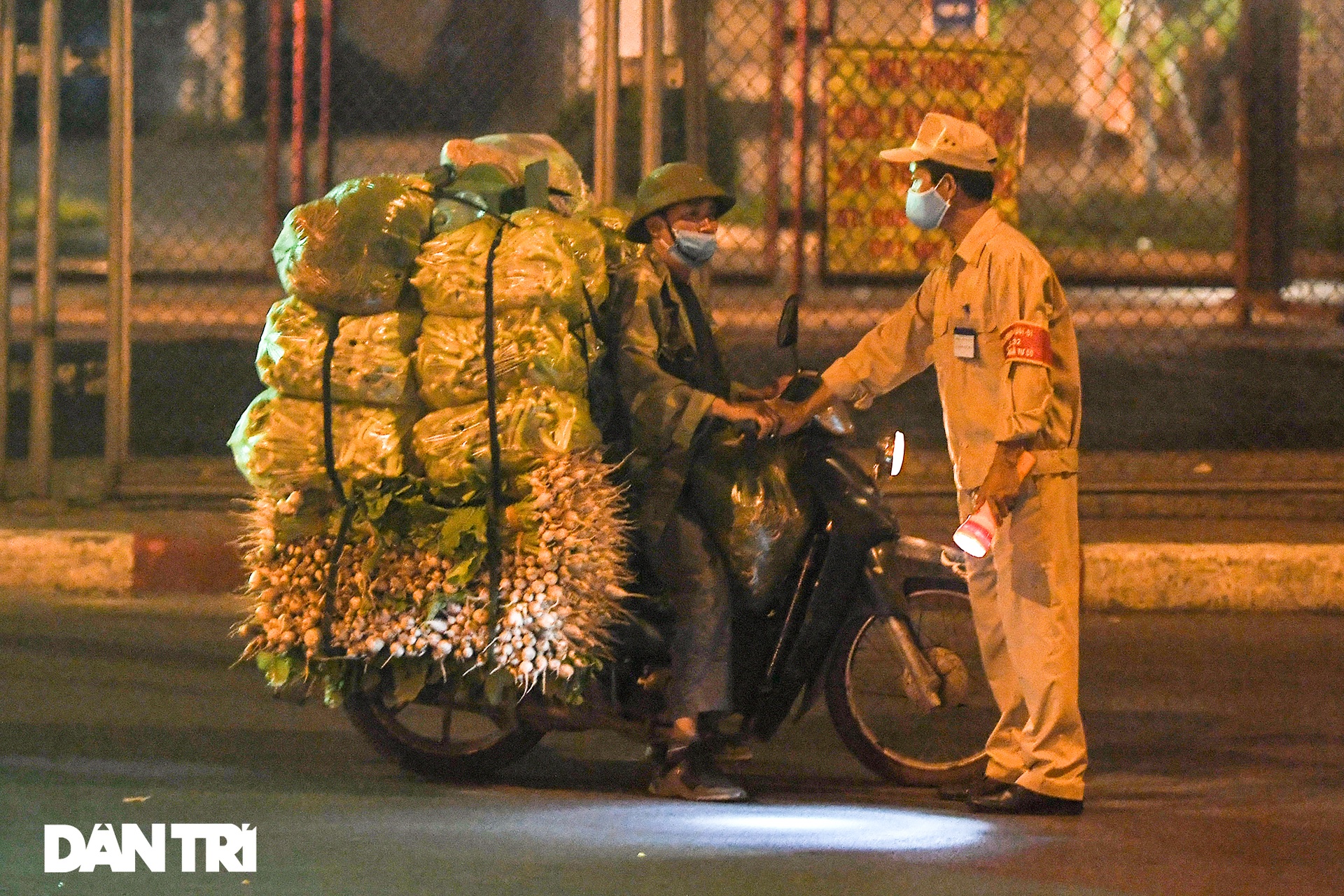 Hà Nội: Xuyên đêm kiểm soát, xử phạt người dân ra đường không lý do - 5
