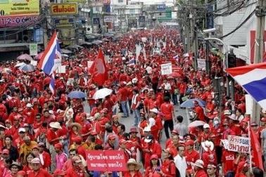 Hàng nghìn người đổ xuống đường, Thủ tướng không từ chức 