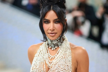 Lý do Kim Kardashian mặc sang trọng, đeo trang sức triệu USD tới tòa