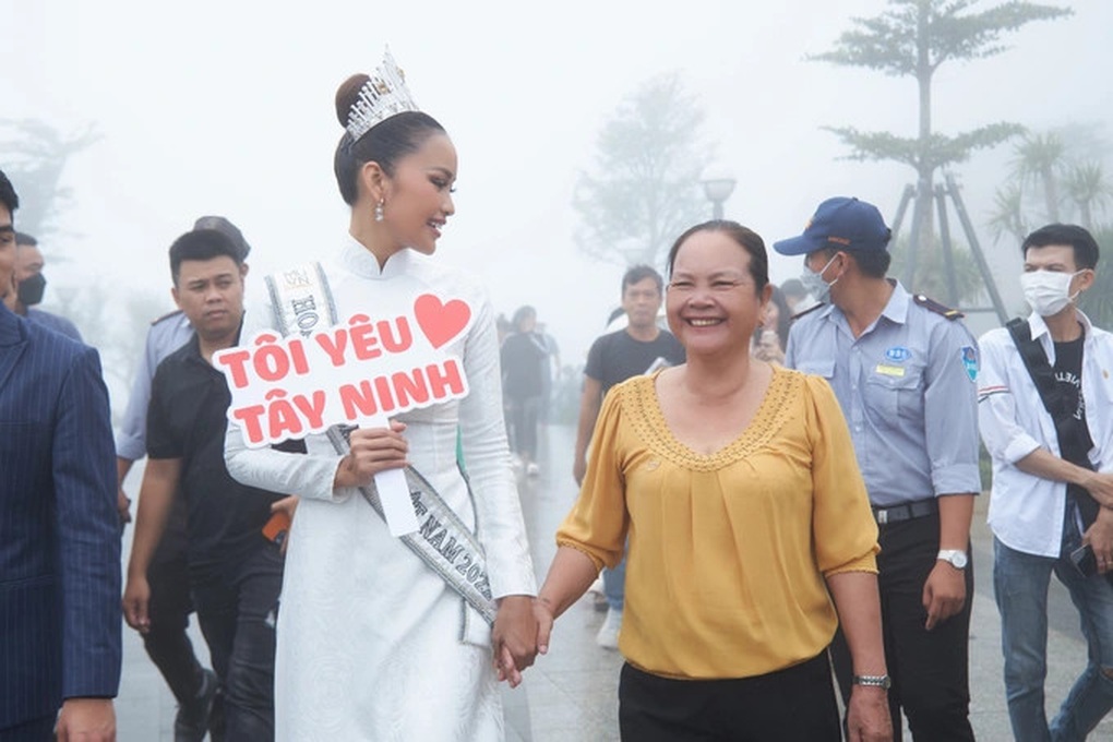Hoa hậu Ngọc Châu diện đồ bộ, đèo mẹ ra đồng bằng xe máy gây chú ý - 4 Hoa hậu Ngọc Châu diện đồ bộ, đèo mẹ ra đồng bằng xe máy gây chú ý - 4