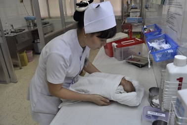 Cha mẹ bỏ rơi con ở bệnh viện vì… khó nuôi