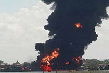 Tàu chở dầu bốc cháy trên biển, tàu cá bỏ chạy tán loạn