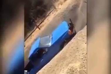 Xe ô tô leo dốc thẳng đứng khó tin