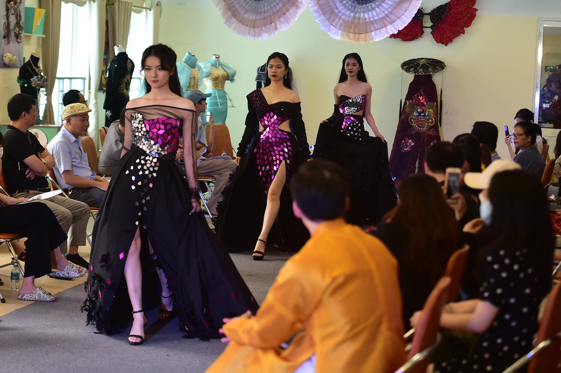 Màn trình diễn thời trang phi giới tính do sinh viên Hà Nội thiết kế - 12