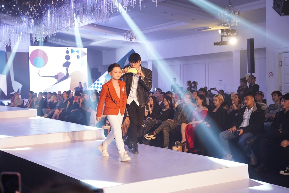 Ngắm các mẫu nhí lộng lẫy, sải bước tự tin trên sàn catwalk - 8 Ngắm các mẫu nhí lộng lẫy, sải bước tự tin trên sàn catwalk - 8