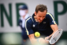 Medvedev, Zverev và Tsitsipas "dắt nhau" qua vòng ba Roland Garros