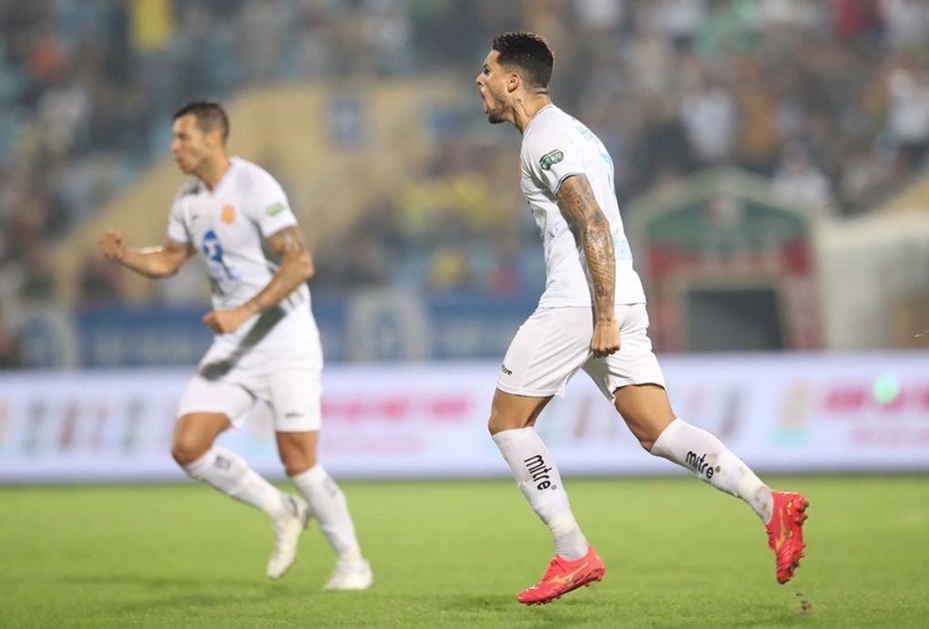 CLB Nam Định thua đậm Bình Định, cuộc đua vô địch V-League thêm hấp dẫn - 4 CLB Nam Định thua đậm Bình Định, cuộc đua vô địch V-League thêm hấp dẫn - 4