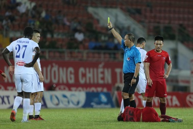 Vì sao Công Vinh thích lớn tiếng với trọng tài V-League?