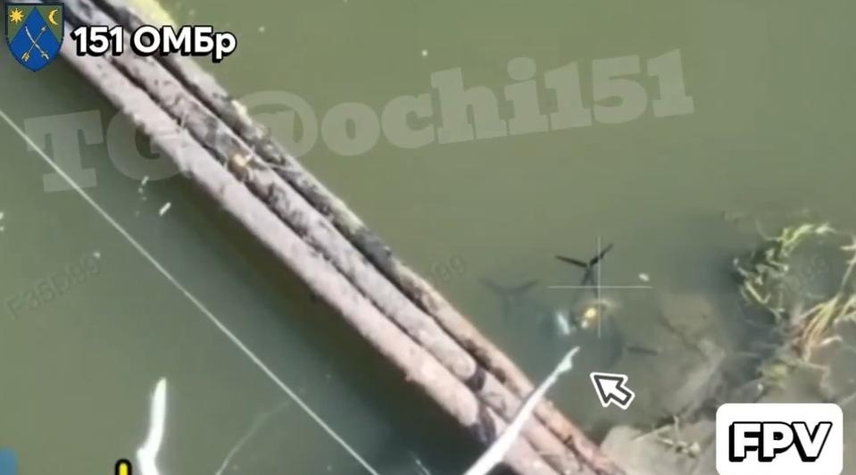 Ukraine lần đầu tung vũ khí đặc biệt, phục kích phá hủy cầu của Nga - 1