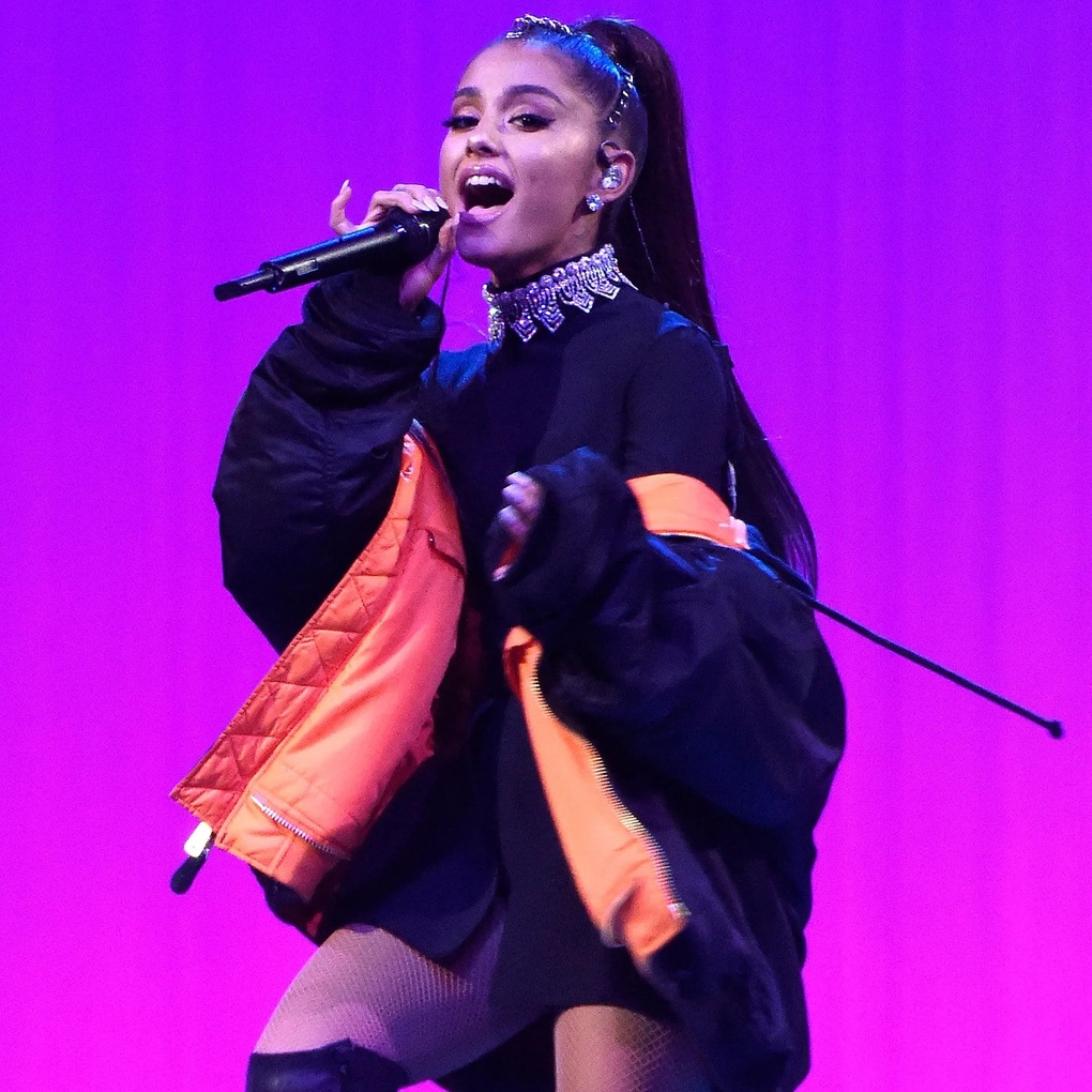 Nữ ca sĩ Ariana Grande khiến fan lo lắng vì diện mạo gầy gò bất thường - 3 Nữ ca sĩ Ariana Grande khiến fan lo lắng vì diện mạo gầy gò bất thường - 3