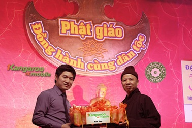 Kangaroo Mobile tặng Học viện Phật giáo Việt Nam gần 100 điện thoại "cầu an"