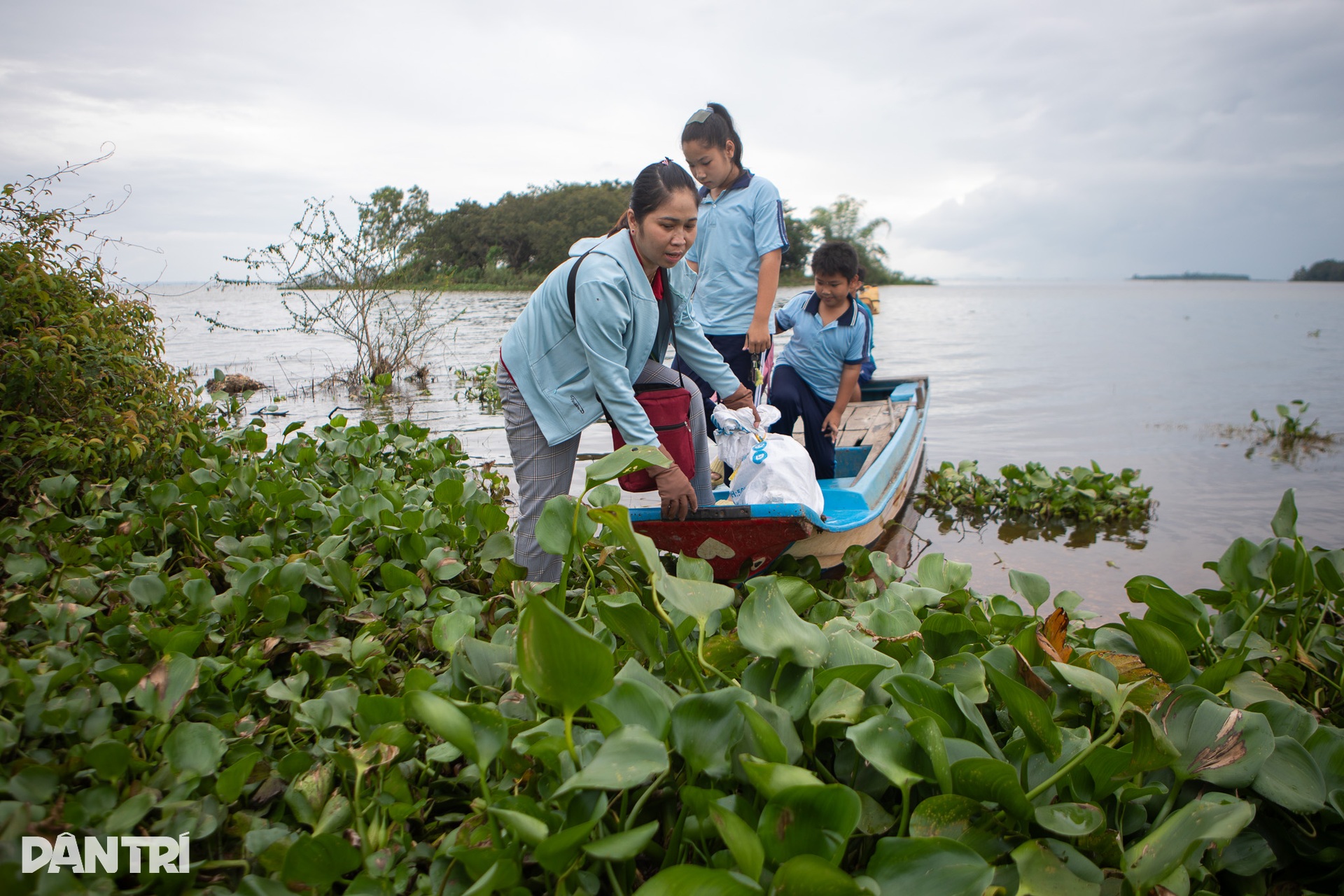Cô giáo của những đứa trẻ “ba không” giữa lòng hồ Trị An - 4