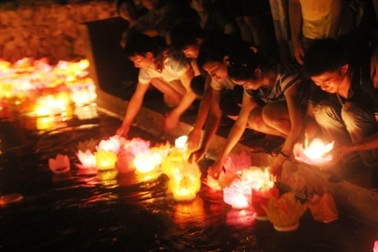 Hàng ngàn người thả đèn hoa đăng cầu quốc thái, dân an