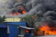 Cháy dữ dội ở xưởng giày da tại Tiên Lãng, khói bốc cao hàng chục mét