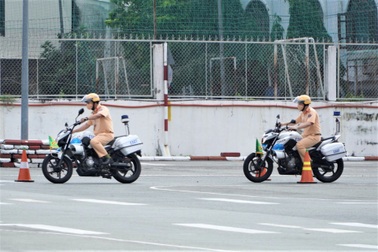Lực lượng CSGT thi lái xe giỏi và an toàn