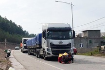 Dân lại dựng lều chặn ô tô tải vào cảng biển quốc tế