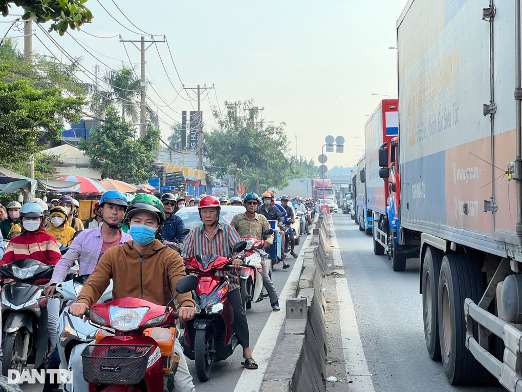 Một người nằm chết trong làn ô tô trên quốc lộ 1, xe máy văng xa - 2