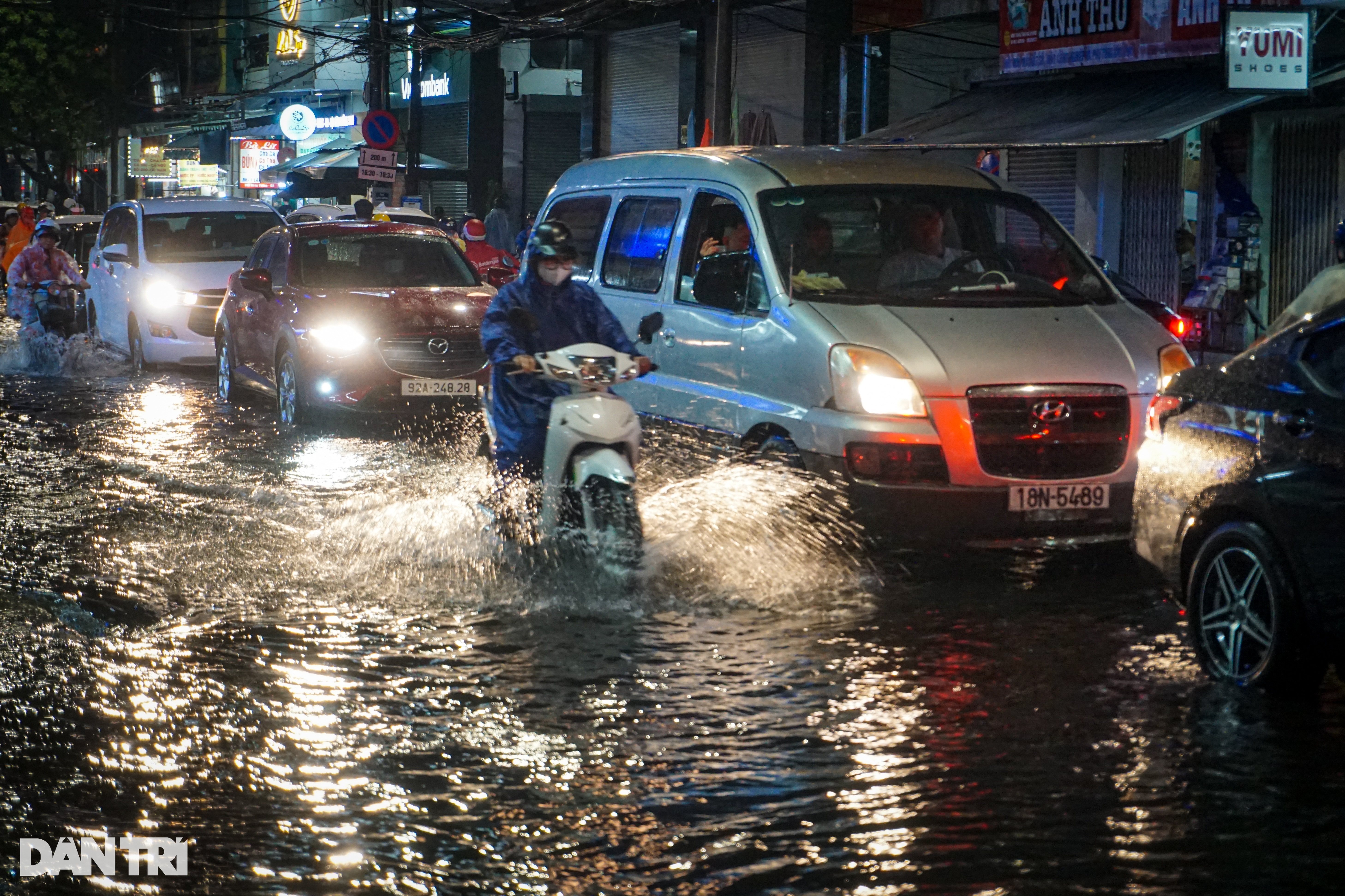 Mưa xối xả, người dân Đà Nẵng chật vật lội nước về nhà - 5