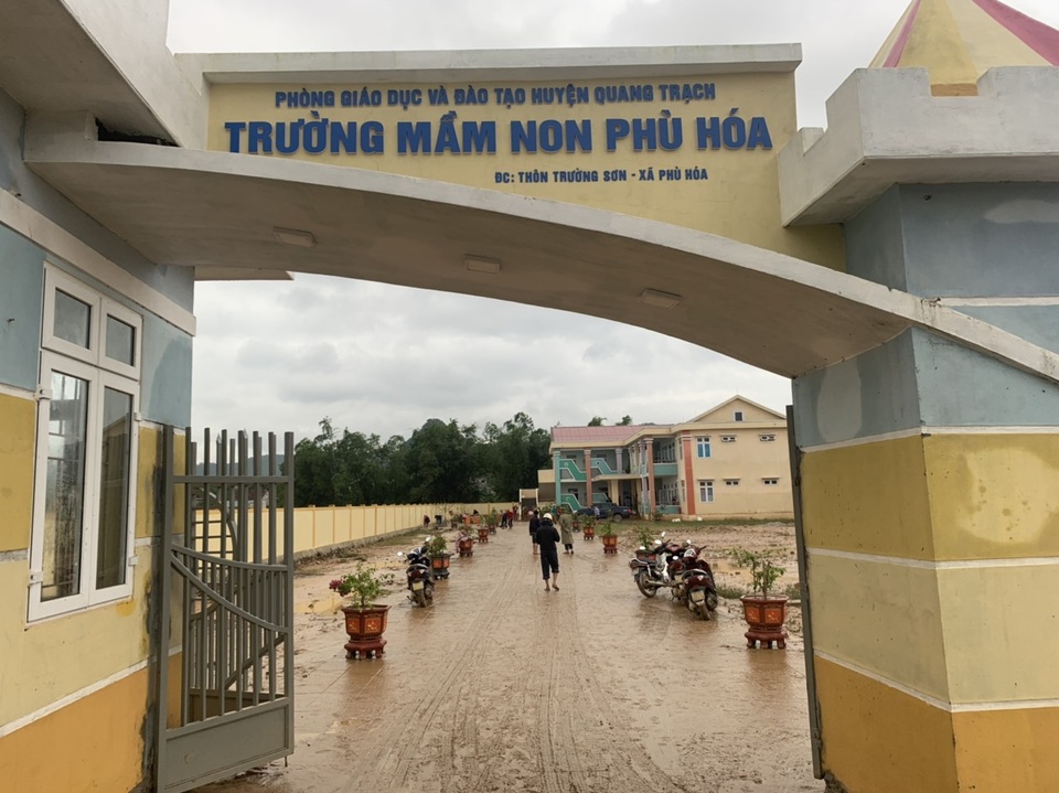 Quảng Bình: Lũ rút, trường học ngổn ngang, bùn đất phủ dày - 3 Quảng Bình: Lũ rút, trường học ngổn ngang, bùn đất phủ dày - 3