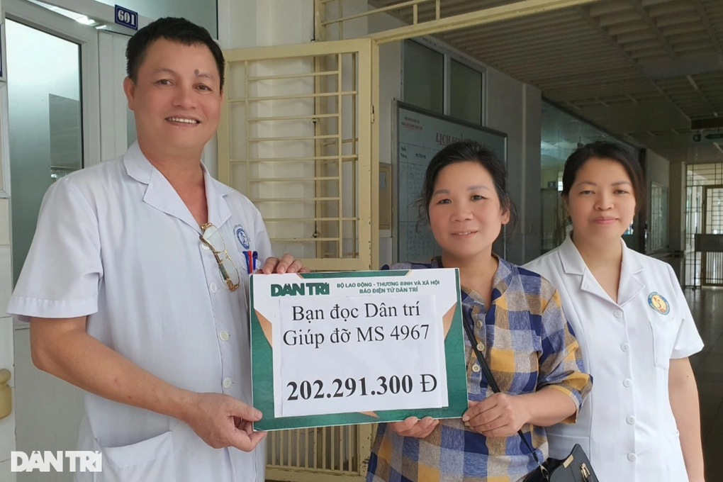 Hơn 400 triệu đồng đến với người đàn ông bị bỏng điện phải cắt cụt 2 tay - 1 Hơn 400 triệu đồng đến với người đàn ông bị bỏng điện phải cắt cụt 2 tay - 1