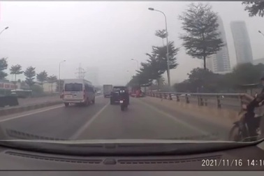 Xe motor "bay màu" sau pha va chạm tốc độ cao