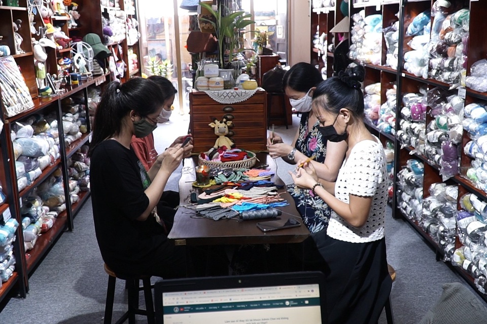 Hội móc len đan “tai giả” gửi tuyến đầu chống dịch Covid-19 - 6 Hội móc len đan “tai giả” gửi tuyến đầu chống dịch Covid-19 - 6