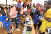 Chả lá lốt kiểu Việt Nam bán tại chợ ở châu Phi, thực khách xếp hàng mua