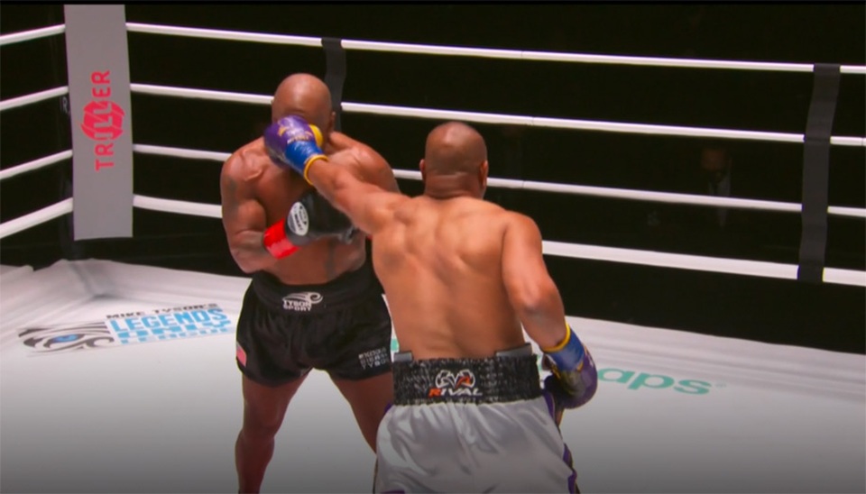 Mike Tyson hòa Roy Jones Jr trong ngày tái xuất võ đài - 1