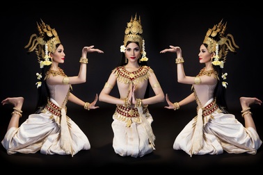 Trương Thị May lộ eo thon nuột nà trong điệu múa mừng tết Khmer