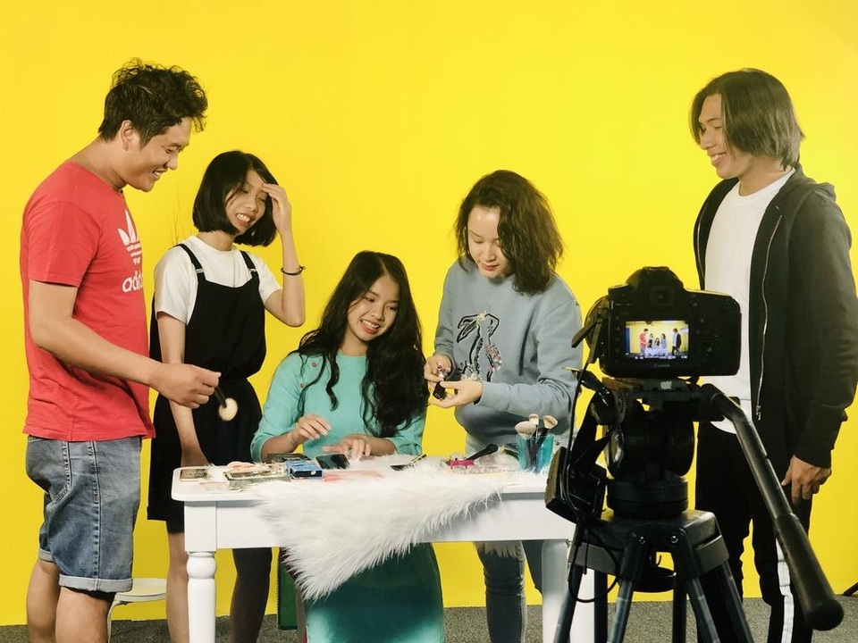 Vlogger 10X có tiếng quyết định du học ở tuổi 15, ước mơ làm biên tập viên - 3 Vlogger 10X có tiếng quyết định du học ở tuổi 15, ước mơ làm biên tập viên - 3