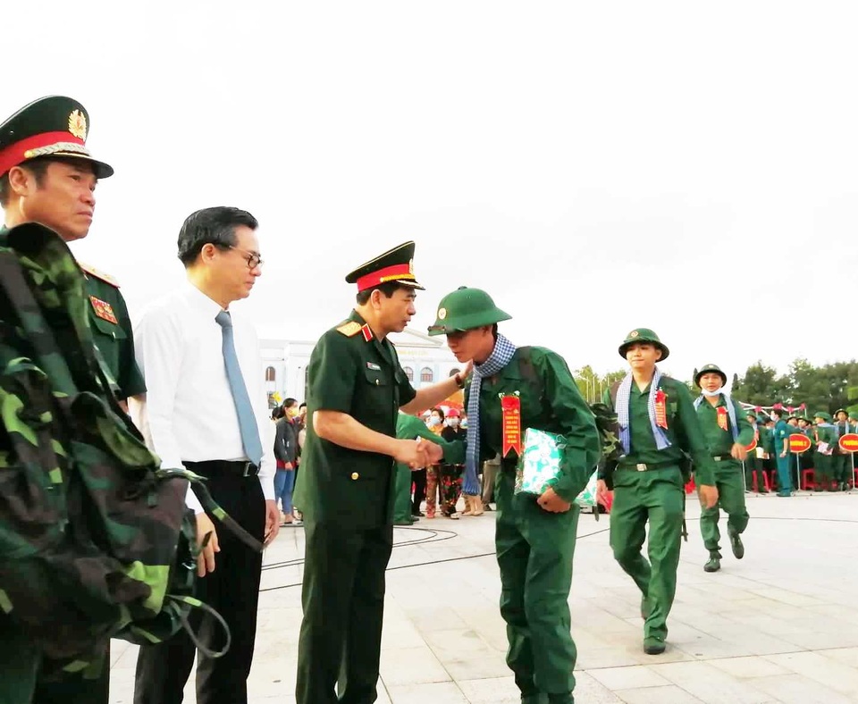 Tổng Tham mưu trưởng động viên tân binh lên đường nhập ngũ - 2 Tổng Tham mưu trưởng động viên tân binh lên đường nhập ngũ - 2