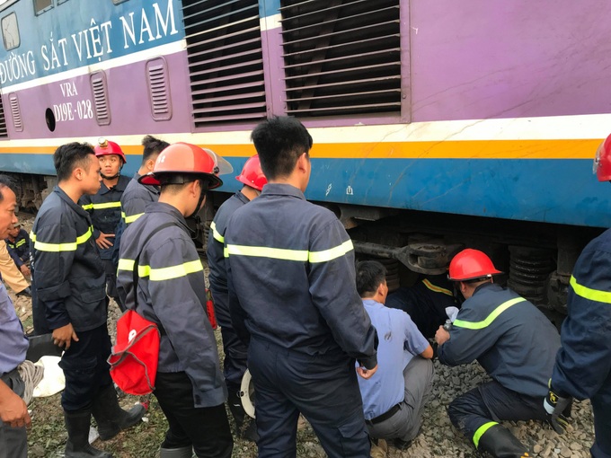 TP.HCM: Người đàn ông mắc kẹt nhiều giờ dưới gầm tàu hỏa, hàng chục cảnh sát phải ra tay giải cứu - Ảnh 2. TP.HCM: Người đàn ông mắc kẹt nhiều giờ dưới gầm tàu hỏa, hàng chục cảnh sát phải ra tay giải cứu - Ảnh 2.