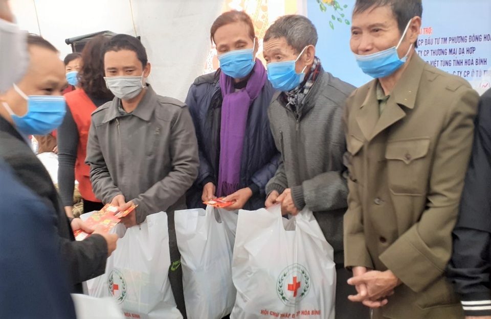 Chợ Tết nhân đạo ở TP Hòa Bình trao hàng nghìn suất quà tới người nghèo - 6
