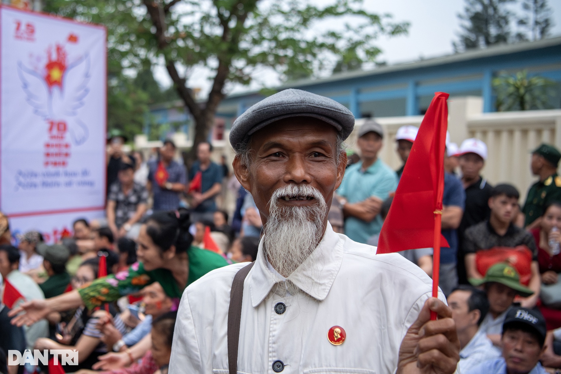 Người dân cả nước hướng về Điện Biên trong ngày hội mừng Chiến thắng - 7 Người dân cả nước hướng về Điện Biên trong ngày hội mừng Chiến thắng - 7