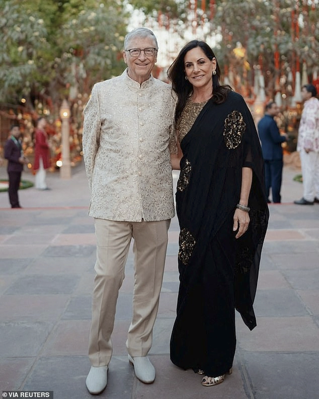 Bill Gates và bạn gái Paula Huard vừa tham dự bữa tiệc tại tư gia của tỷ phú giàu nhất châu Á Mukesh Ambani (Ảnh: Reuters). Bill Gates và bạn gái Paula Huard vừa tham dự bữa tiệc tại tư gia của tỷ phú giàu nhất châu Á Mukesh Ambani (Ảnh: Reuters).