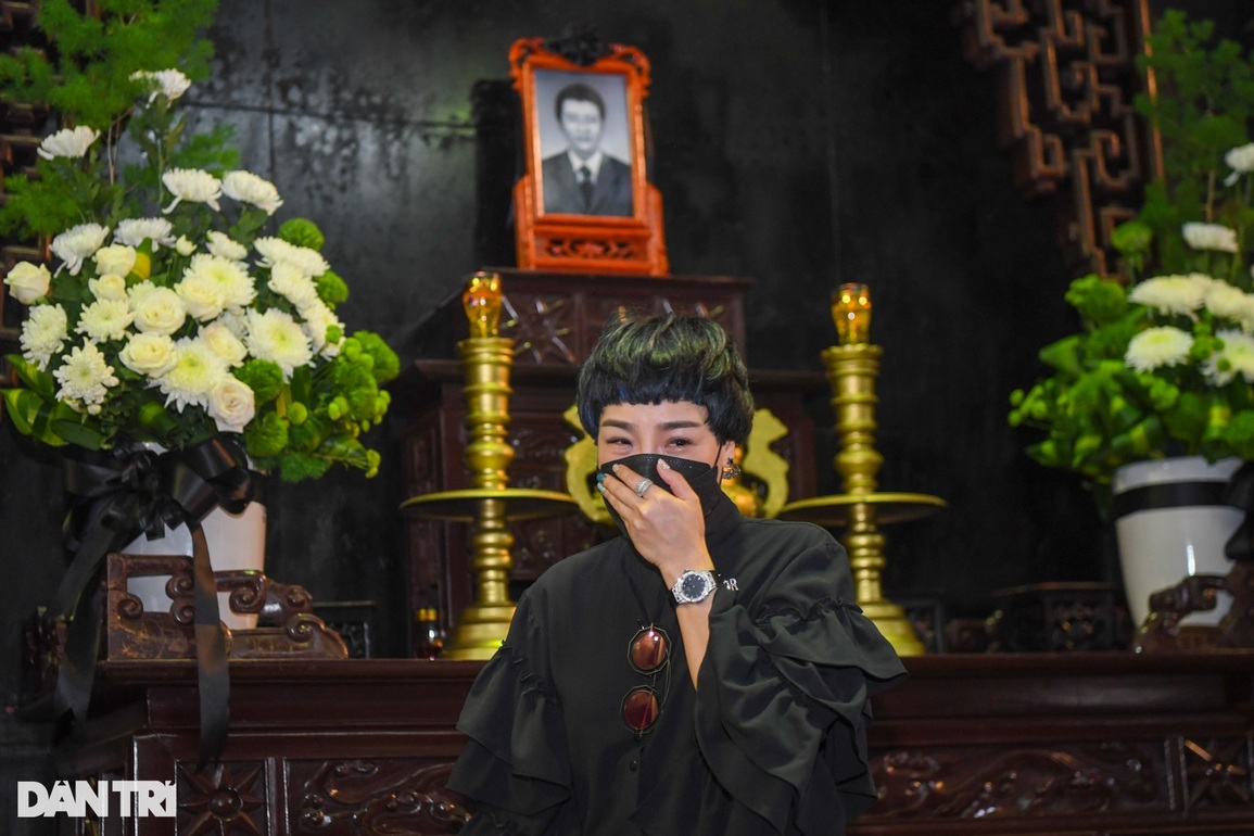 Khánh Linh khóc nghẹn trong giờ phút tiễn biệt anh trai - nhạc sĩ Ngọc Châu - 15 Khánh Linh khóc nghẹn trong giờ phút tiễn biệt anh trai - nhạc sĩ Ngọc Châu - 15