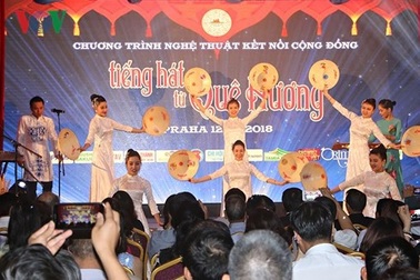 Ấn tượng đêm nghệ thuật kết nối cộng đồng người Việt tại Praha (Séc)