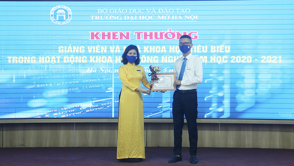 Vinh danh trực tuyến gần 200 giảng viên, sinh viên xuất sắc về nghiên cứu - 3 Vinh danh trực tuyến gần 200 giảng viên, sinh viên xuất sắc về nghiên cứu - 3