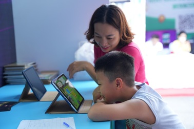 Ứng dụng kỹ thuật số vào học tập và đọc sách, làm sao để tránh lạm dụng?