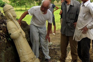 Phát hiện tượng đá cổ tại ngôi đền phế tích