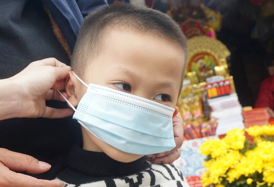 Du khách mang khẩu trang tấp nập đi cầu công danh sự nghiệp đầu năm - 6 Du khách mang khẩu trang tấp nập đi cầu công danh sự nghiệp đầu năm - 6