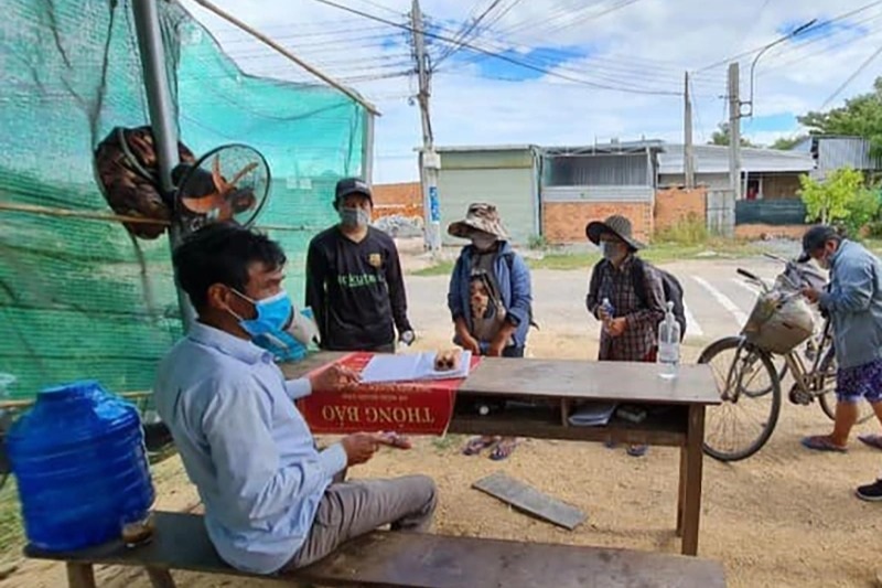 Bốn mẹ con đi xe đạp từ Đồng Nai về Nghệ An: Chỉ mong về đến quê hương - 2 Bốn mẹ con đi xe đạp từ Đồng Nai về Nghệ An: Chỉ mong về đến quê hương - 2