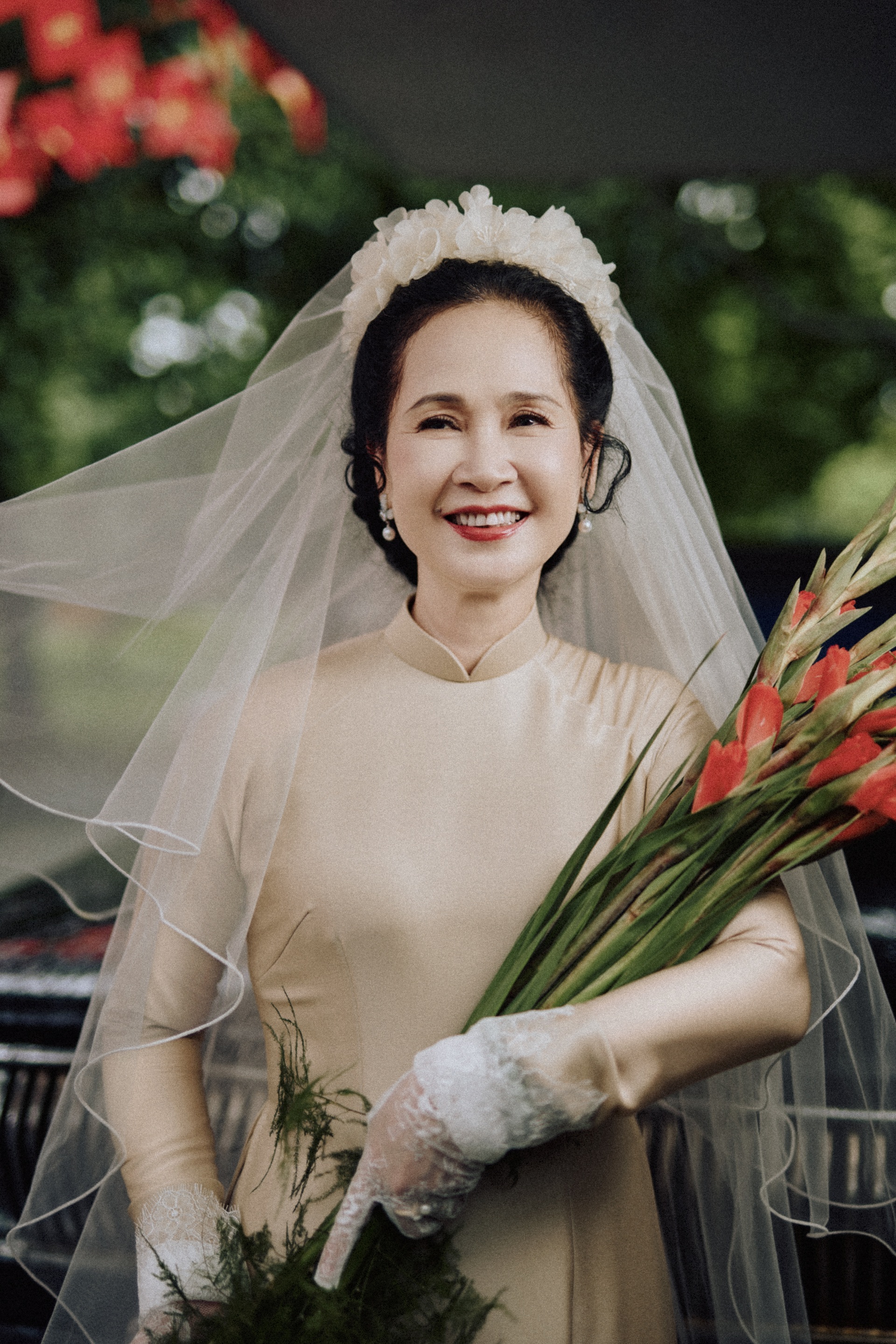 NSND Lan Hương xúc động tái hiện ảnh cưới: Anh Kỷ tự tay bó hoa cho tôi - 2