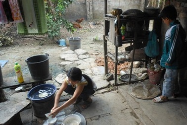 Bố lột truồng 2 con, bắt ăn phân người